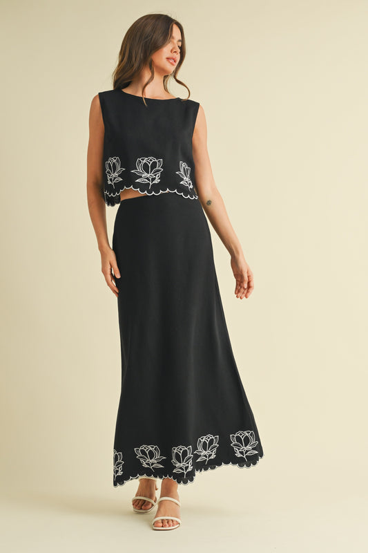Scalloped Embroidered Set